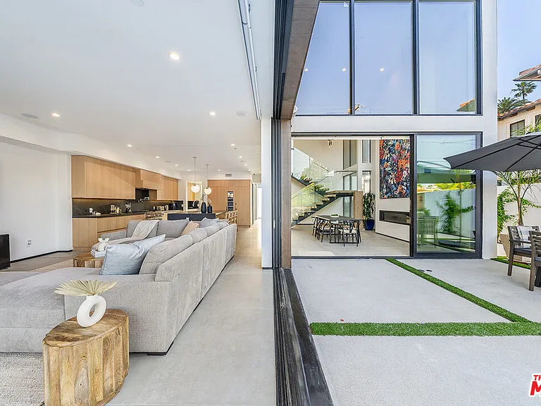 200 N Doheny Dr — Photo 47