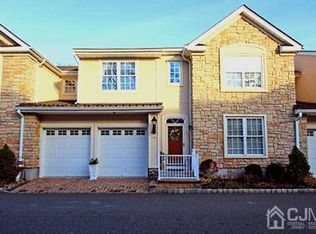 14 Ayers Ct, Metuchen, NJ 08840