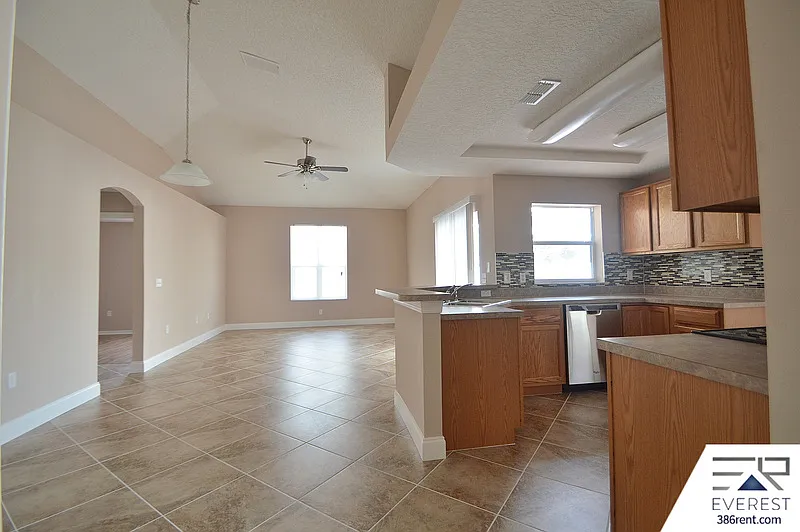 3 bed, 2.0 bath, 2077 sqft, $2,500 — Photo 4