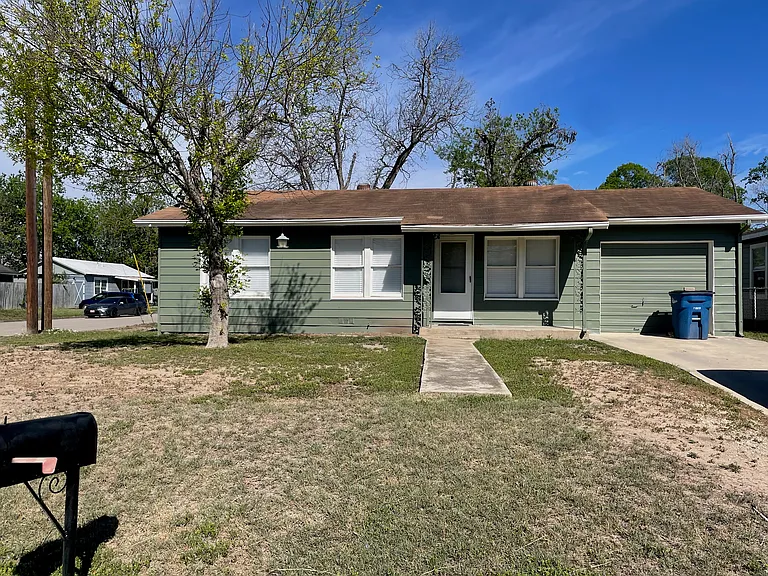 811 Oasis St — Photo 1