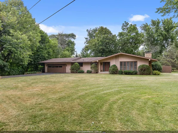 W6425 Lakeview Ct, Menasha, WI 54952