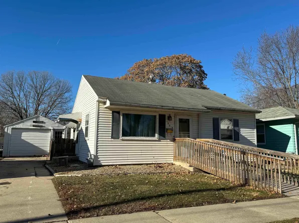 1009 Allison St, Charles City, IA 50616