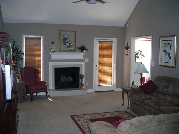Greatroom! Vaulted Ceilings & Fireplace