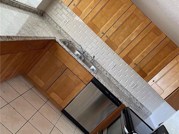 3rd image of 607 Lincoln Court #607