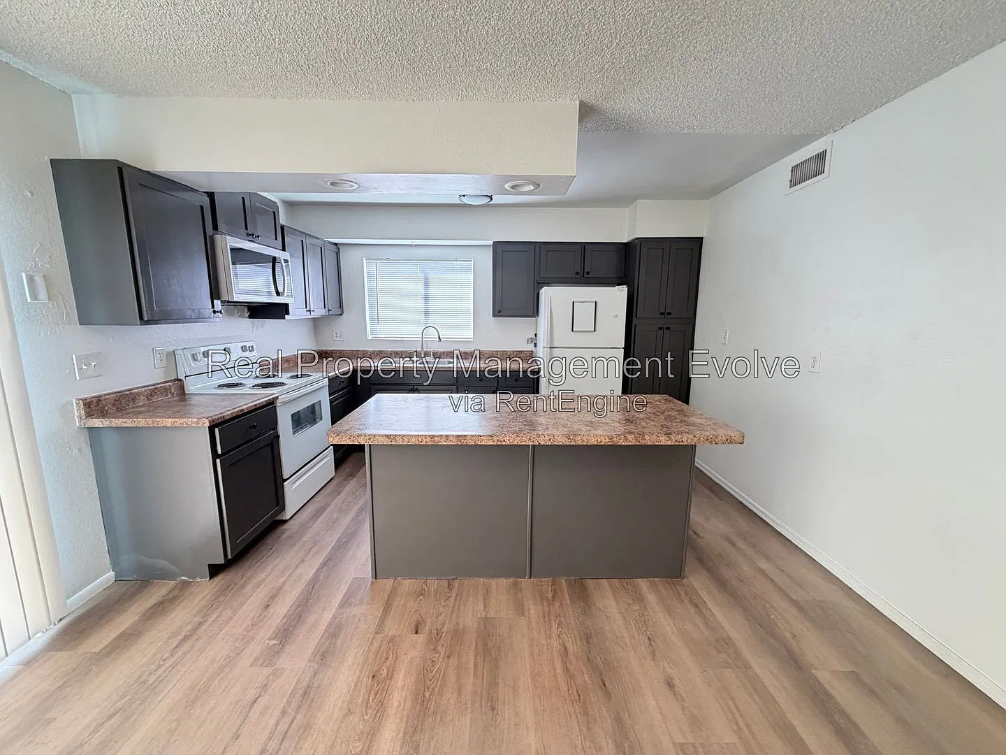 3 bed, 2.0 bath, 1260 sqft, $1,750 — Photo 4