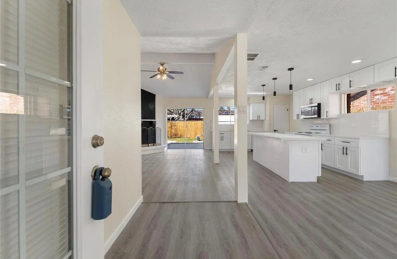 3 bed, 2.0 bath, 1621 sqft, $1,800 — Photo 2