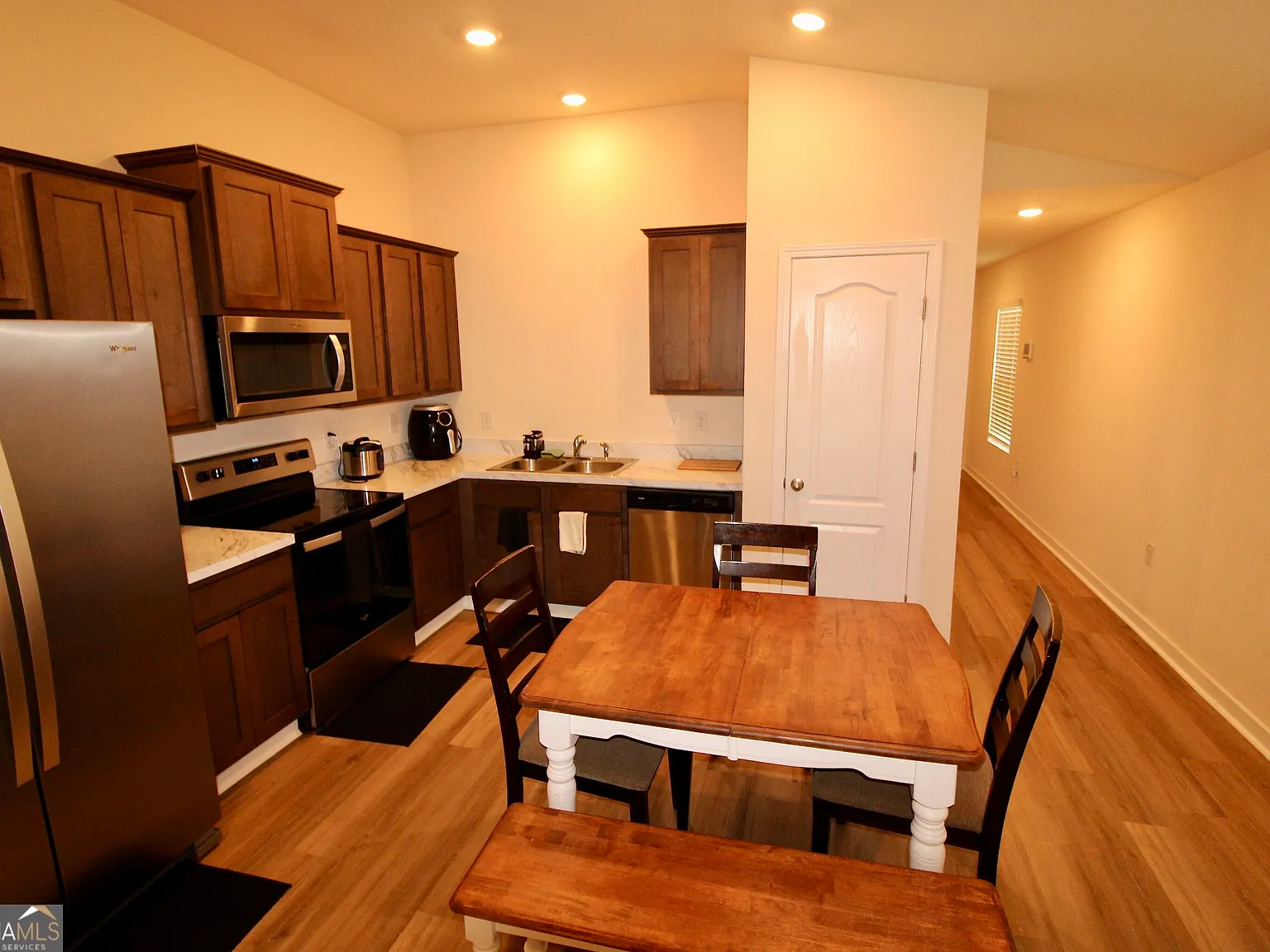 3 bed, 2.0 bath, 1222 sqft, $2,050 — Photo 4