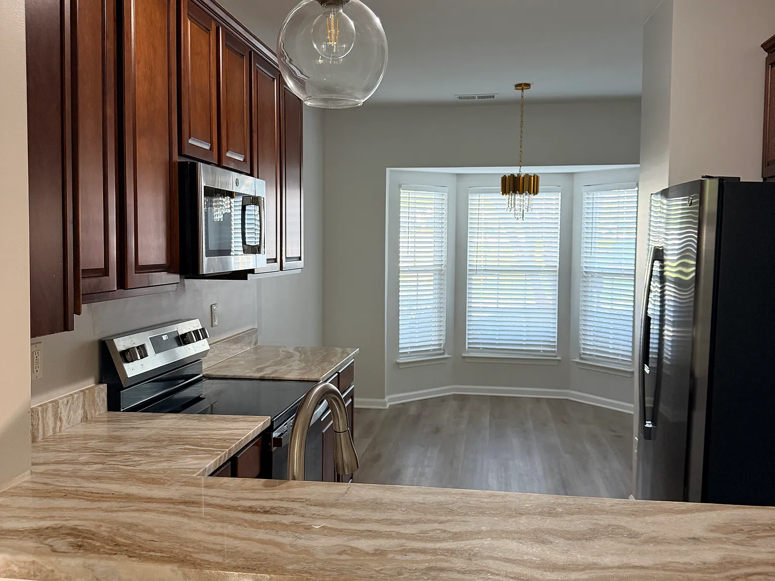 3 bed, 2.5 bath, 1984 sqft, $1,875 — Photo 3