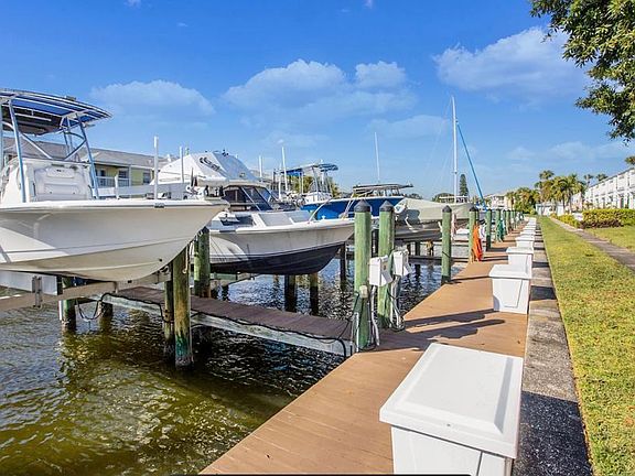 3rd image of 4827 Coquina Key Dr SE