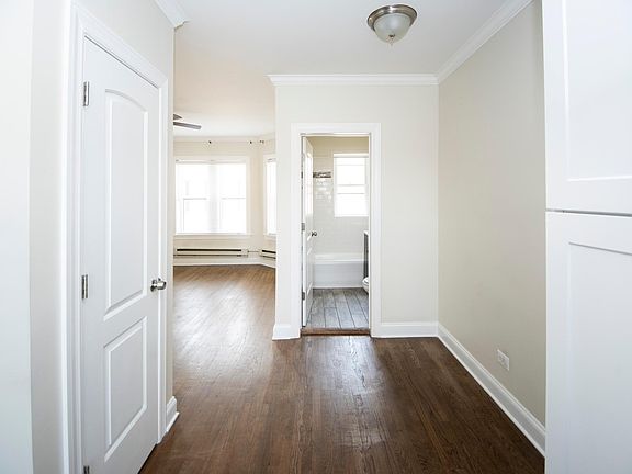 5th image of 3819 N Greenview Ave #3817-1E