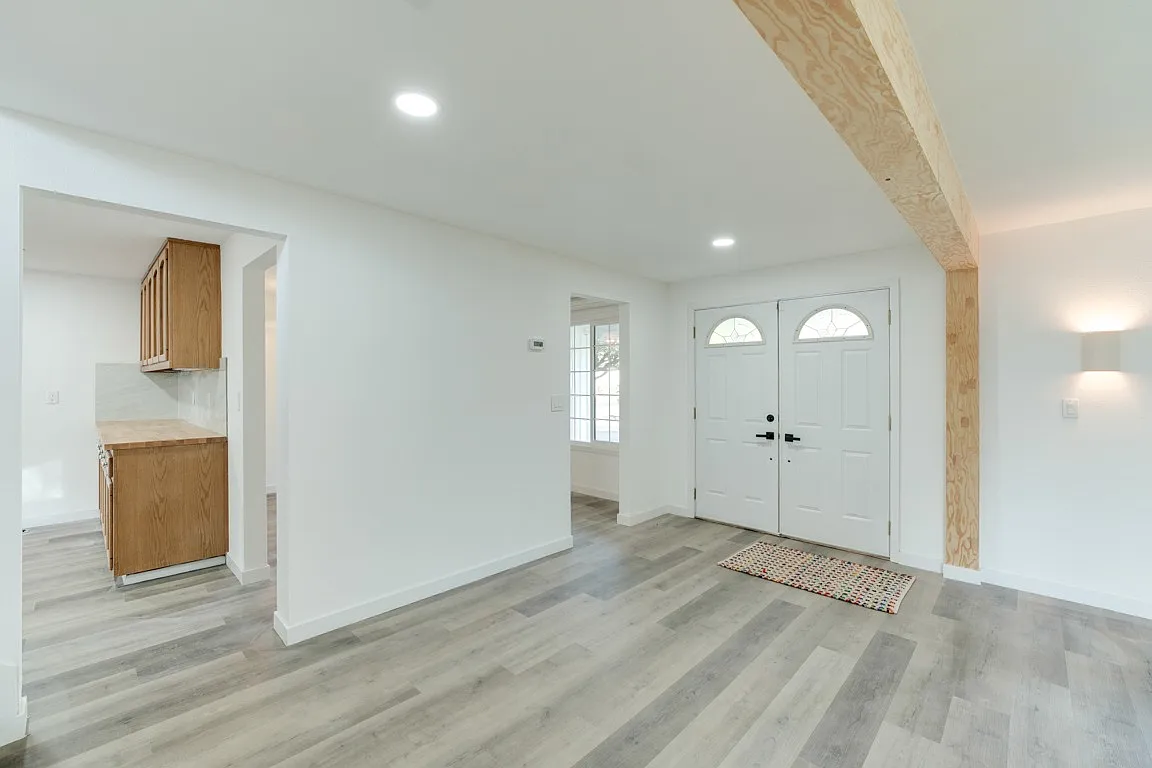 5 bed, 2200 sqft, $4,750 — Photo 4