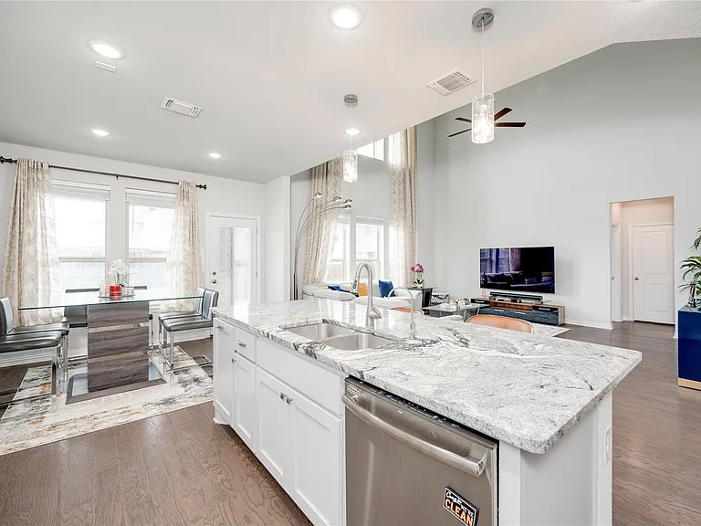 3327 Columbus Way — Photo 5