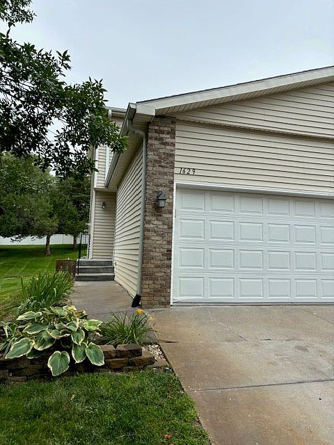 You can see the commons area to the back.