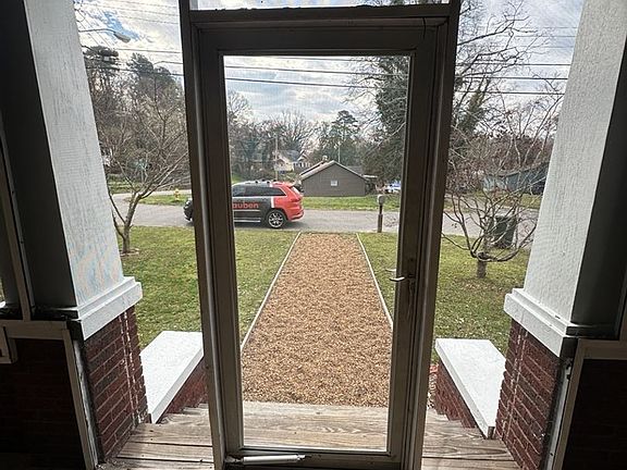 4th image of 3211 Montview Dr