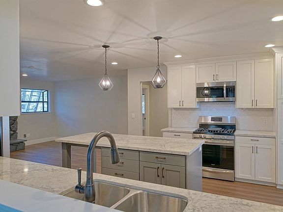 2nd image of 2440 Sleepy Hollow Dr