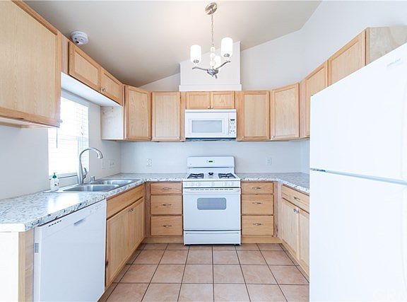 3rd image of 43641 Tamarisk Dr