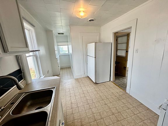 2nd image of 1020 W 18th St #2