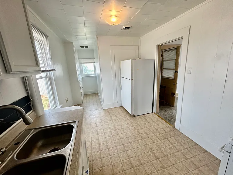 1020 W 18th St #2 — Photo 2