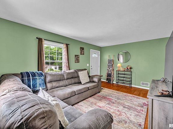 5th image of 128 E Elaine Ave
