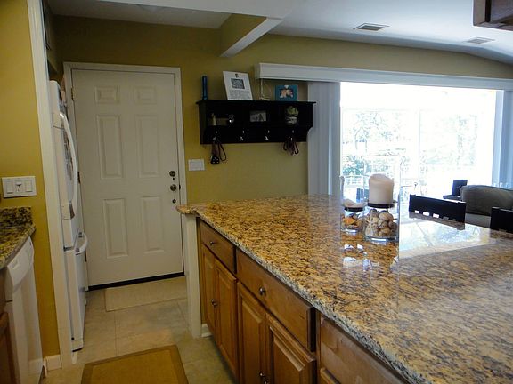 4th image of 303 Wildwood Way
