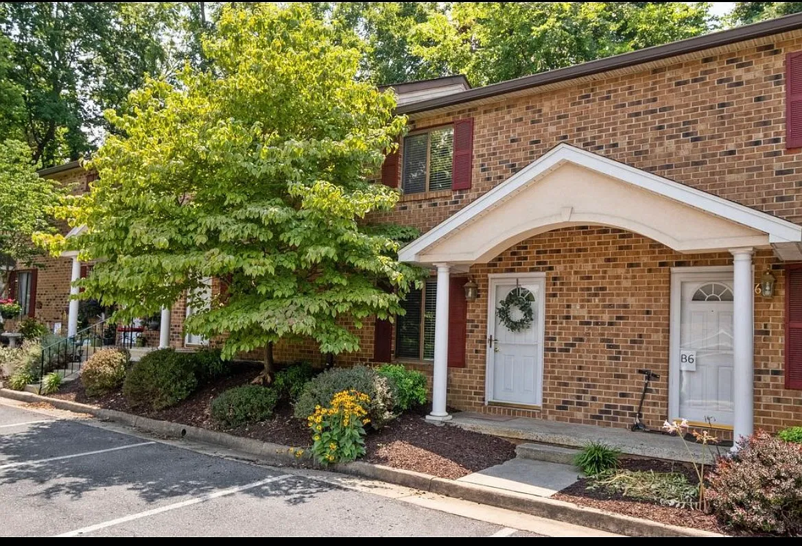2 bed, 1.5 bath, 986 sqft, $1,550 — Photo 2