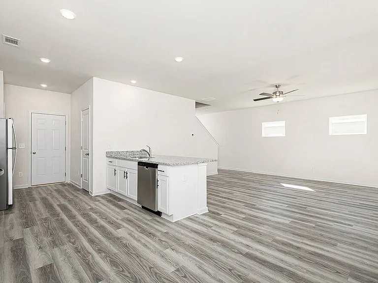 664 Mackenzie Cv — Photo 6