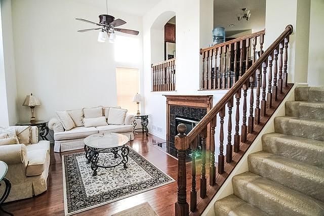 2nd image of 455 Grosvenor Ln