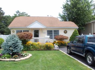 1393 N Windsor Ave, Bay Shore, NY 11706