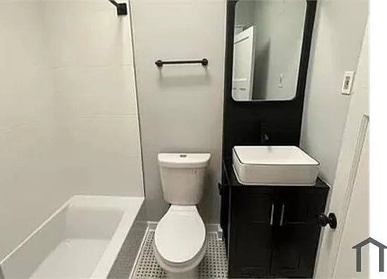 3 bed, $2,200 — Photo 2