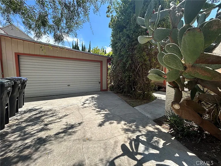 214 E Stocker St — Photo 31