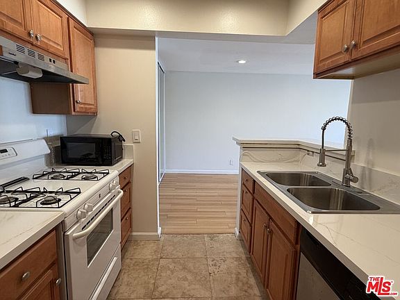 3rd image of 1118 Valencia St APT 219