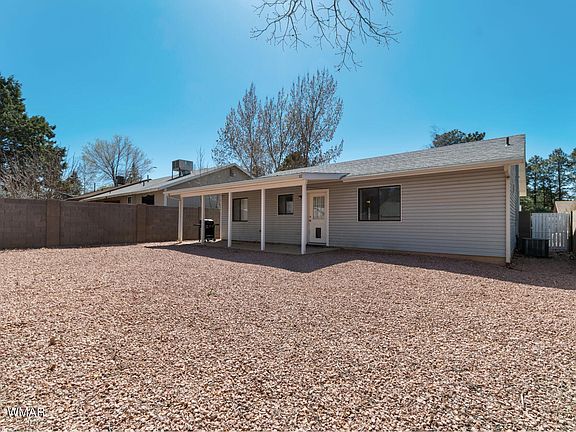 4th image of 689 N 6th Dr