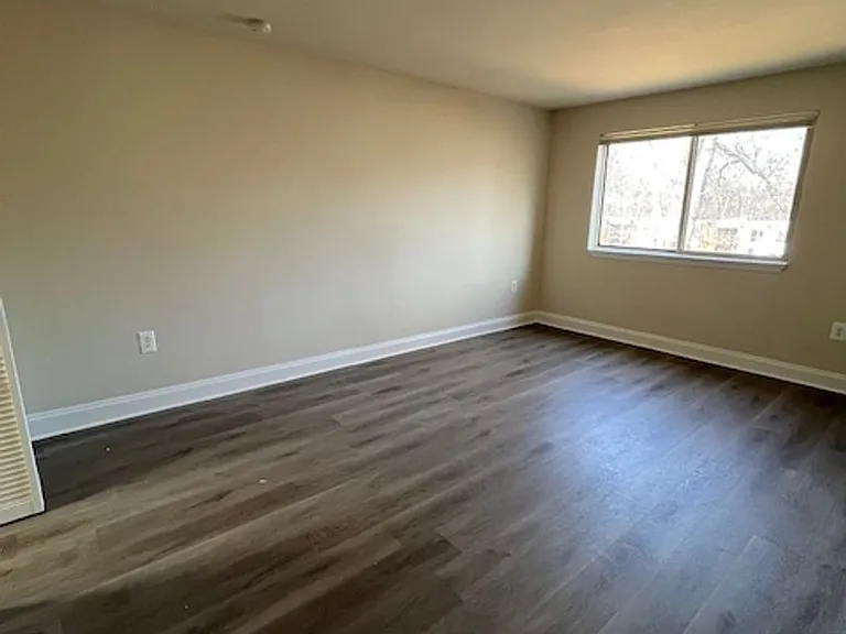 Woods Edge Apartments — Photo 40