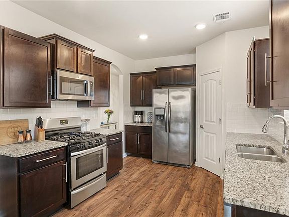 5th image of 758 Lakeshore Village Dr