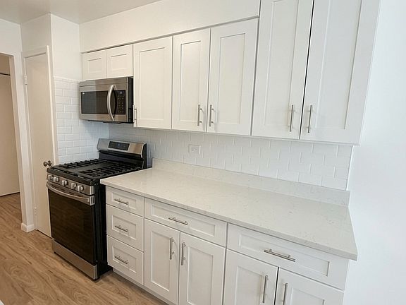 2nd image of 5686 N Elston Ave
