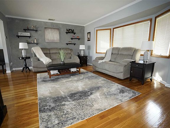 4th image of 1692 Powers Ave