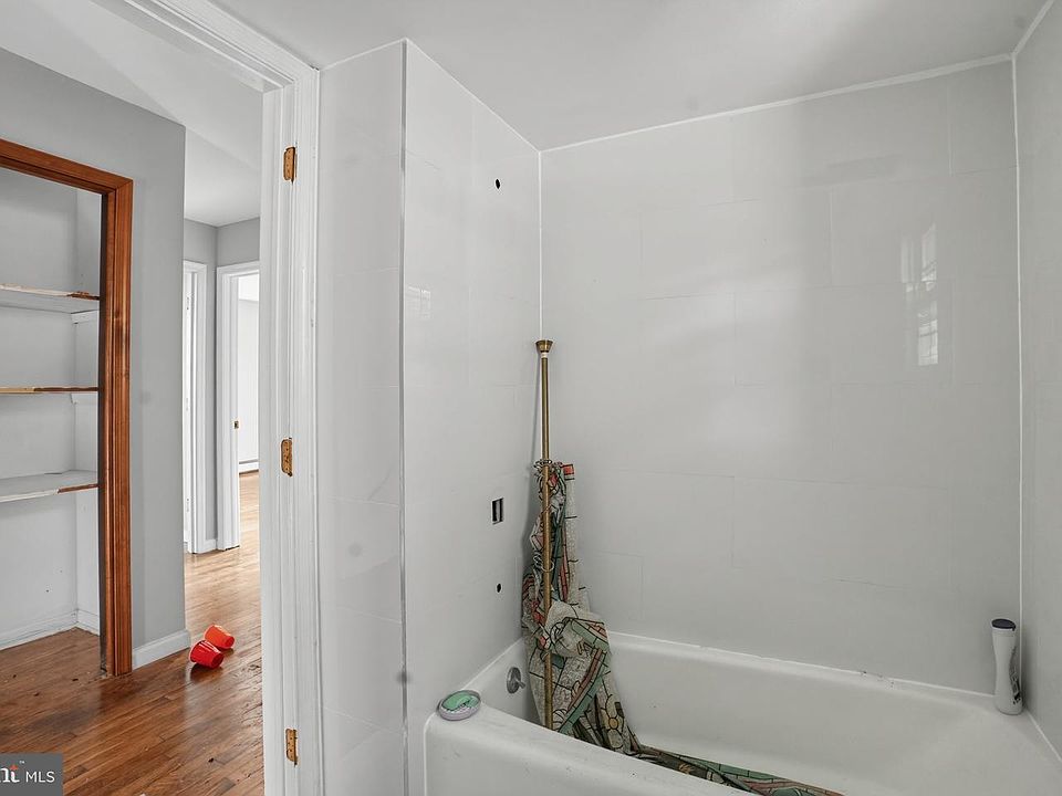 28th image of 10 Hemlock Rd