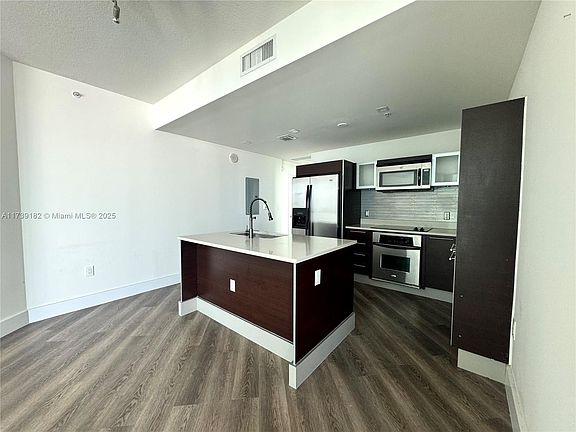 5th image of 1900 N Bayshore Dr APT 2010