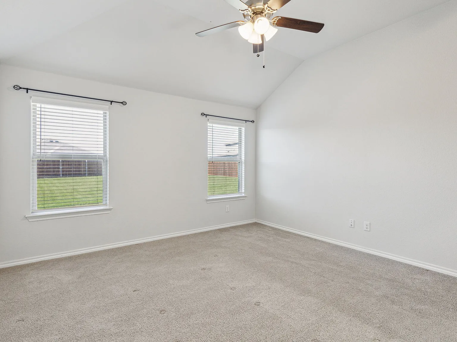 4 bed, 2054 sqft, $2,450 — Photo 2