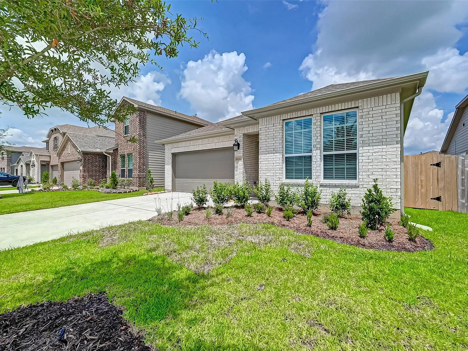 3 bed, 2.0 bath, 1550 sqft, $2,300 — Photo 2