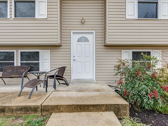 5th image of 1046 Christmas Ln