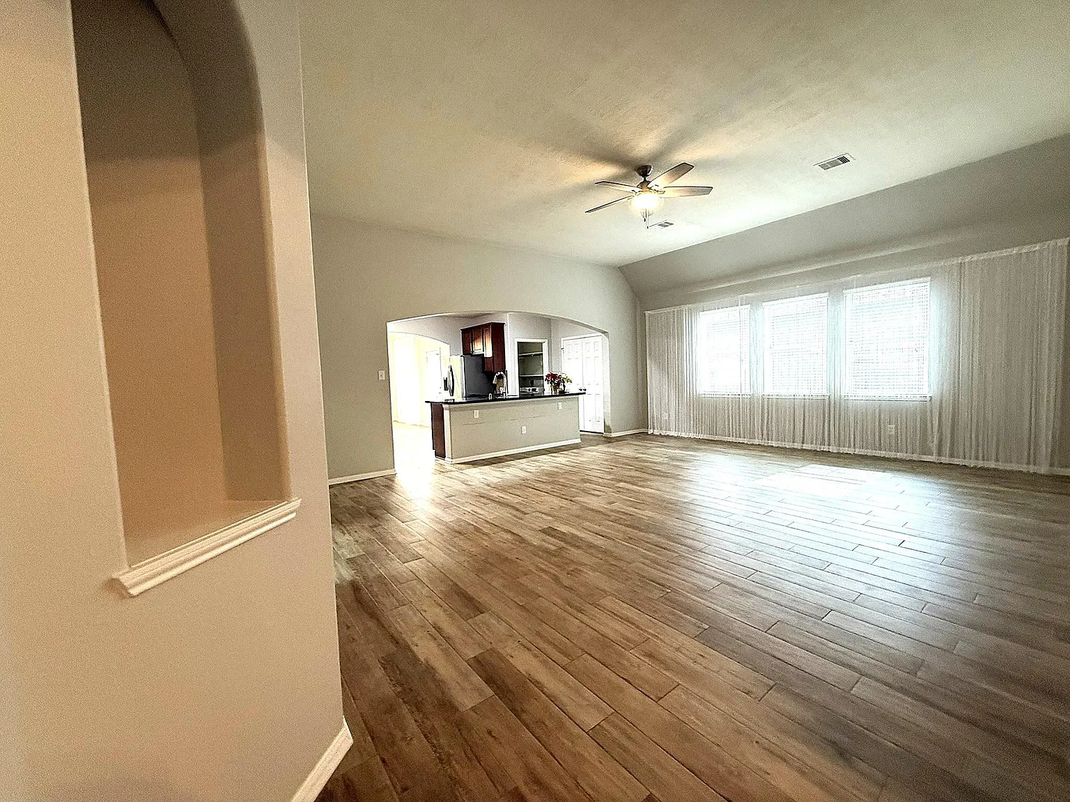 4 bed, 2.0 bath, 2088 sqft, $2,350 — Photo 3