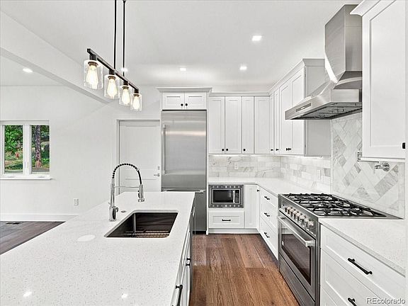 3rd image of 10 Three Lakes Court