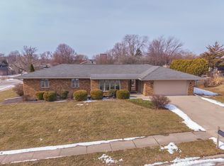 207 Hampton Dr, Bloomington, IL 61704