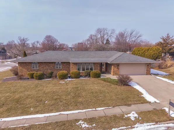 207 Hampton Dr, Bloomington, IL 61704