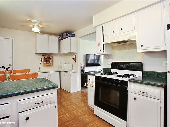 5th image of 1310 Kingsbury Dr Unit D