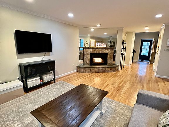 3rd image of 473 Evergreen Road