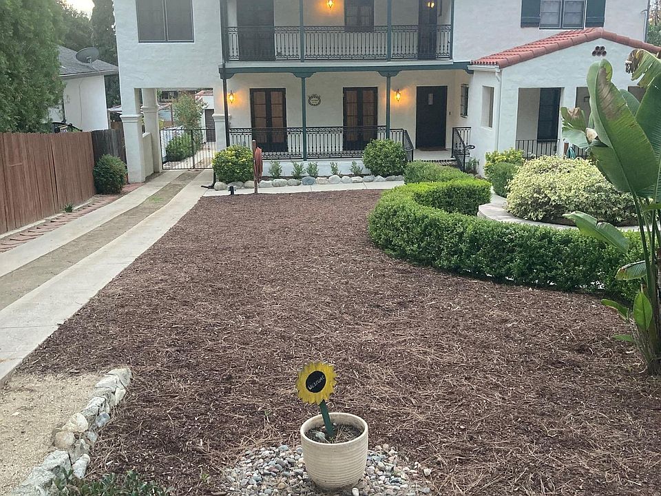 outside of house- guest house/quarters to the right