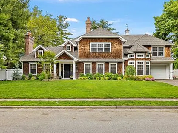 159 Shepherd Ln, Roslyn Heights, NY 11577