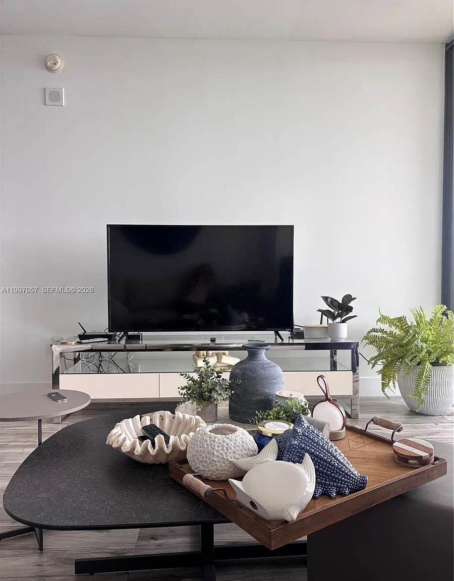 Icon Bay Condo — Photo 3